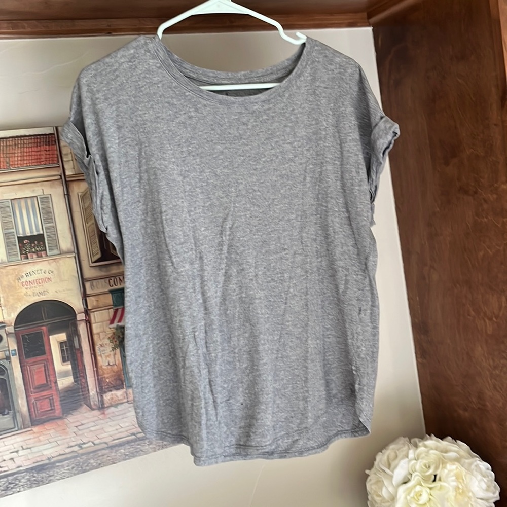 Women’s gray tee